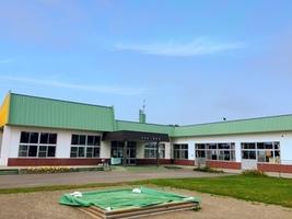 緑色の屋根でL字型に園舎がたっているはまなす保育園の外観写真