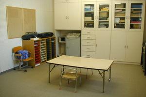 室内の中央に机と椅子が設置されている個別指導室の写真