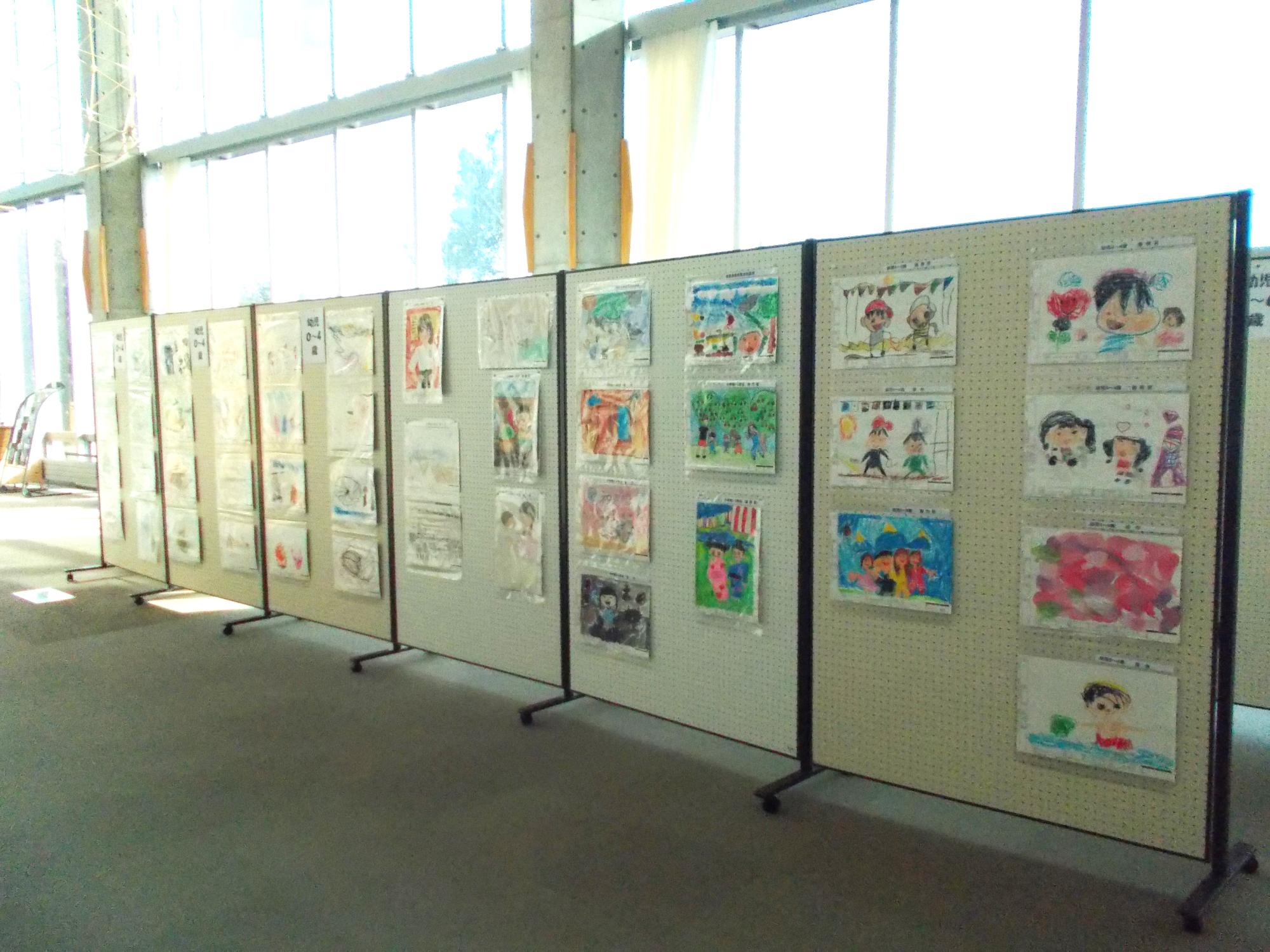 こども絵画コンクール作品展示