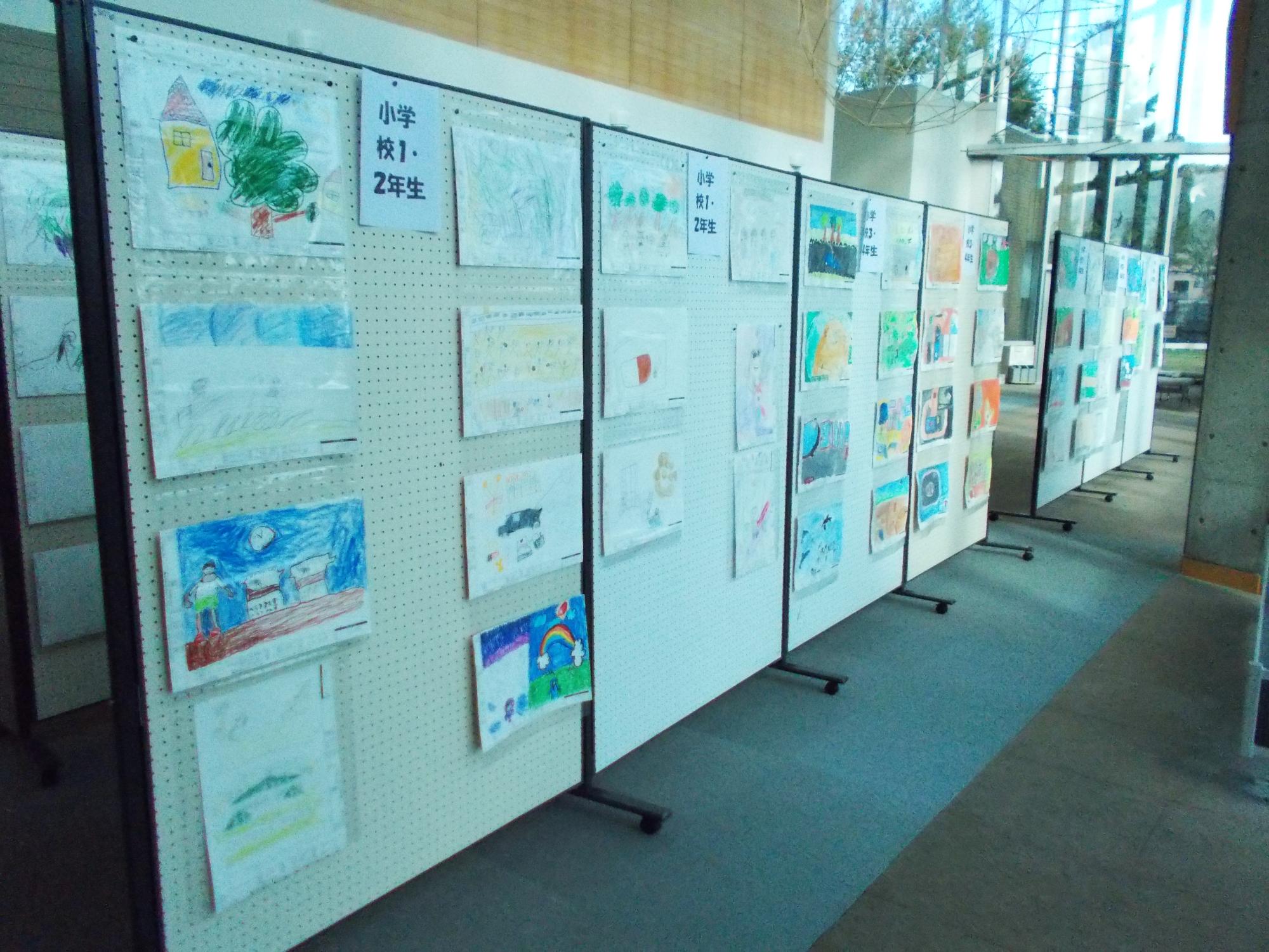 こども絵画コンクール作品展示