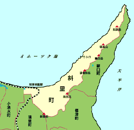 オホーツク海と太平洋に囲まれた斜里町周辺の地図、知床半島の地図で西にオホーツク海、東に太平洋がありオホーツク海沿いに斜里町があり真ん中あたりにウトロ漁港が示され太平洋沿いに羅臼町、標津町があり他に清里町や小清水町が隣接しています。町境に知床岳、硫黄山、羅臼岳、遠音別岳、海別岳、斜里岳があり、斜里町はずれに知床斜里駅があります。